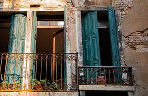 Malerische Aussicht durch Balkon und schöne Fensterläden in Venedig