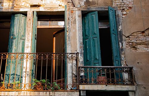 Vue pittoresque à travers un balcon et de beaux volets à Venise