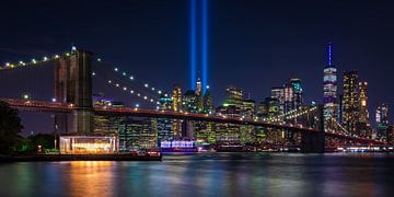 New York City Skyline en Brooklyn Bridge in de avond - 11 september memorial van Tux Photography