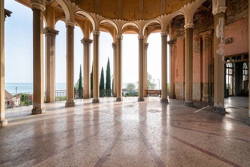 Verlaten Treinstation aan Zwarte Zee.