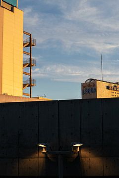 Modern gebouw met zon lucht van Stella Ammerlaan