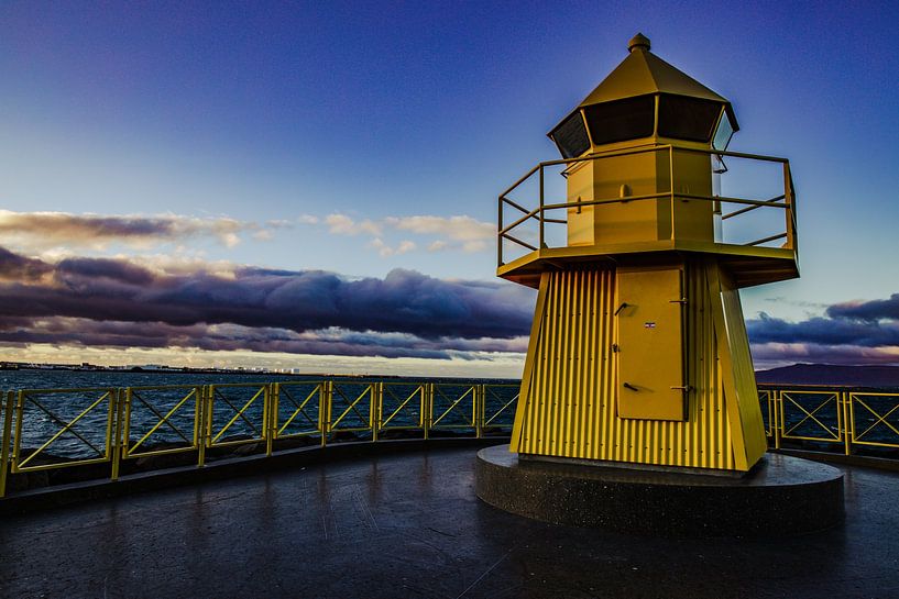 Gele vuurtoren in Reykjavik van Miranda Engwerda
