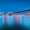NYC: Brooklyn Bridge bei Nacht von Tom Roeleveld