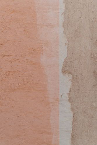 Pastellfarbene Wand in Portugal, orange, weiß und braun