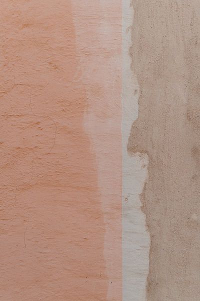 Pastellfarbene Wand in Portugal, orange, weiß und braun von Inge Bouw