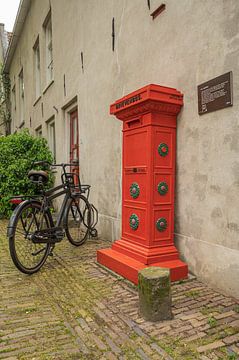 Altmodischer Briefkasten und Fahrrad in Deventer