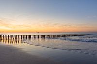 Een sfeervolle zonsondergang op het strand van Cadzand-bad