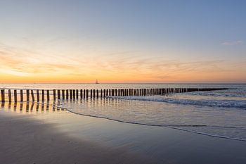 Een sfeervolle zonsondergang op het strand van Cadzand-bad