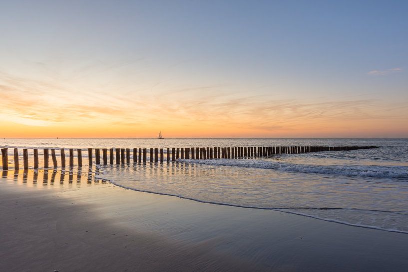 Ein stimmungsvoller Sonnenuntergang am Strand von Cadzand-Bad von John van de Gazelle fotografie