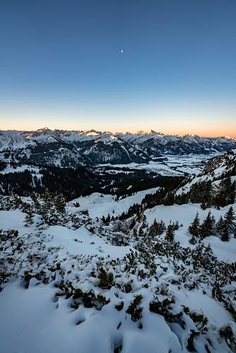 Prachtig winteruitzicht op de bergen van Tannheim bij zonsopgang