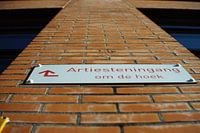 Artiesteningang om de hoek