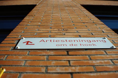 Artiesteningang om de hoek