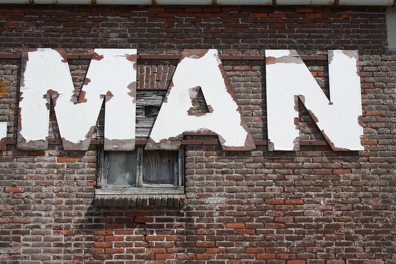 Man (tekst op gebouw in de haven van Harlingen von Jetty Boterhoek