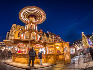 Bunte Lichter auf dem Weihnachtsmarkt im Erzgebirge