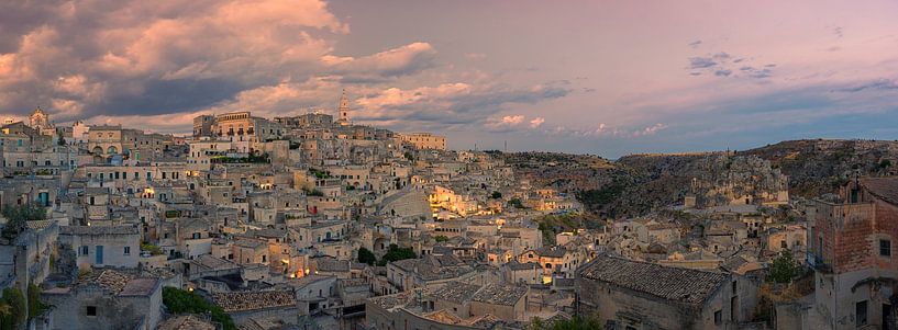 Panorama en zonsondergang boven het verlichte Matera van Henk Meijer Photography