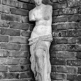 Sculptuur voor een bakstenen muur van Rüdiger Rohmann