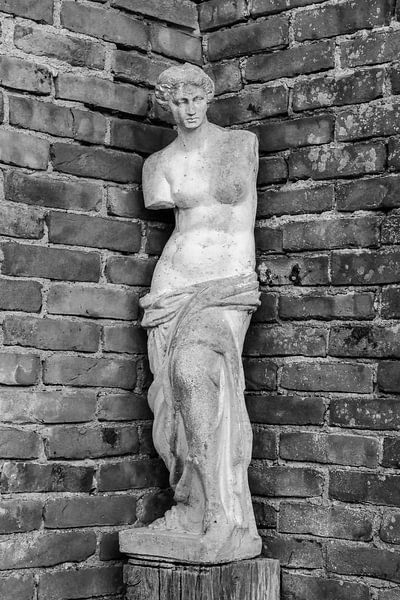 Skulptur vor Ziegelmauer von Rüdiger Rohmann