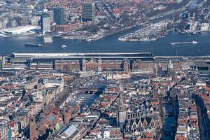 Der Amsterdamer Hauptbahnhof aus der Vogelperspektive im Winter 2020 - 2021. von Jaap van den Berg