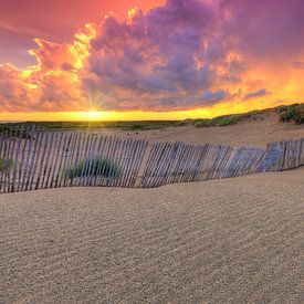 Magnifique coucher de soleil coloré après un orage dans les dunes près de Kijkduin et Scheveningen sur Rob Kints