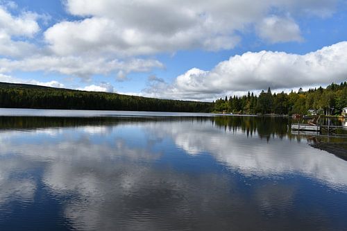 Reflectie op het meer in de herfst