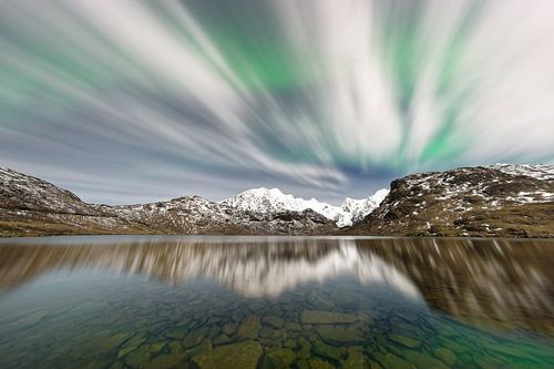 Polarlicht über einer Bergkette