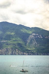 Italië, Gardameer | Zeilen en varen op het Garda meer met bergen op de achtergrond van Hessel de Jong