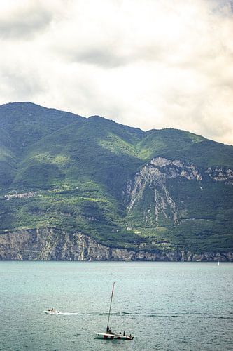 Italië, Gardameer | Zeilen en varen op het Garda meer met bergen op de achtergrond
