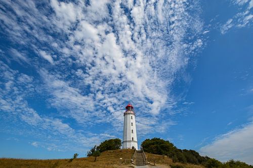 Nuages de moutons au-dessus du phare de l'île de Hiddensee