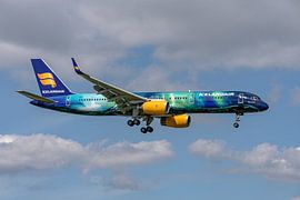 Icelandair Boeing 757 mit Hekla Aurora-Bemalung. von Jaap van den Berg