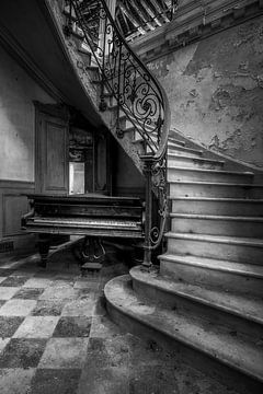 Abandoned piano by Frans Nijland