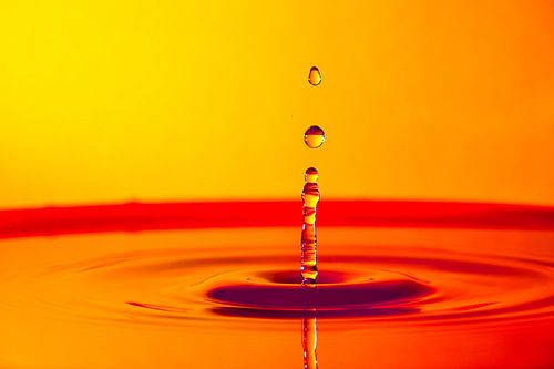 Waterkolom met druppels