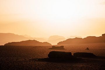 Zonsondergang in Wadi Rum, Jordanië van Suzanne Spijkers