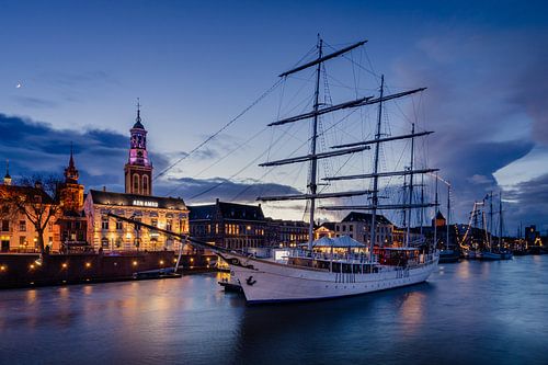 Driemaster de Stedemeaght aan de kade in Kampen