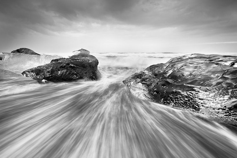 Blocs de glace dans le ressac - image en noir et blanc par Ralf Lehmann