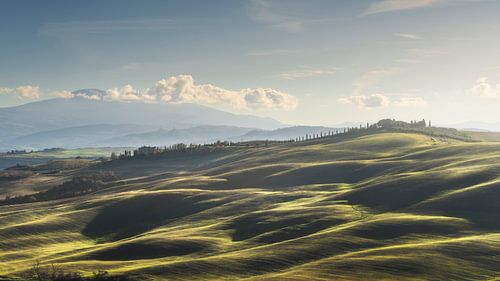 Landschaft im Val d'Orcia an einem Winternachmittag. Toskana von Stefano Orazzini