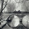 Straatfotografie in Utrecht. De Weesbrug over de Oudegracht in Utrecht in zwart-wit (2) van De Utrechtse Grachten