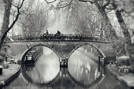 Photographie de rue à Utrecht. Le Weesbrug sur l'Oudegracht à Utrecht en noir et blanc (2) sur André Blom Fotografie Utrecht