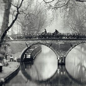 Street photography in Utrecht. The Weesbrug over the Oudegracht in Utrecht in black and white (2) by André Blom Fotografie Utrecht