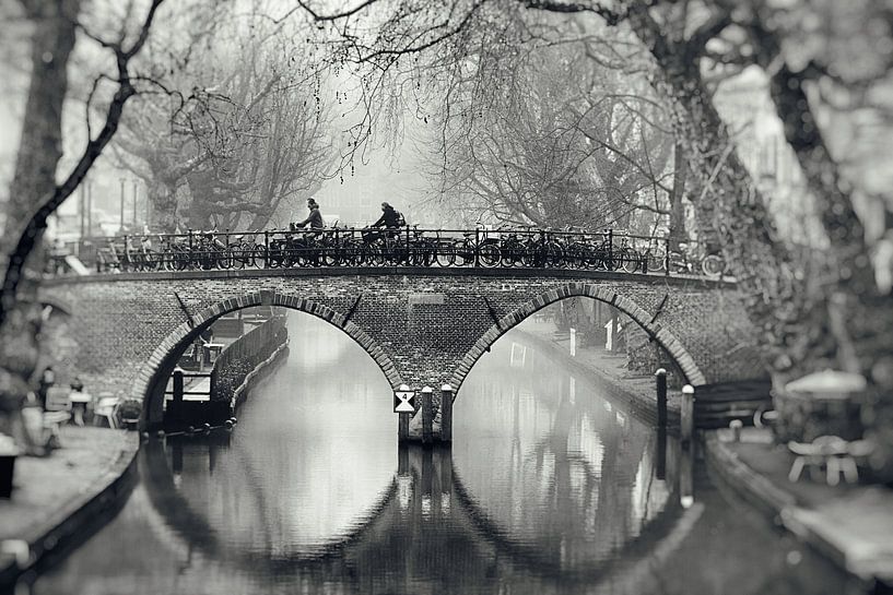 Straßenfotografie in Utrecht. Die Weesbrug über die Oudegracht in Utrecht in schwarz-weiß (2) von André Blom Fotografie Utrecht