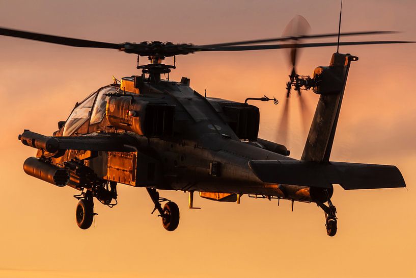 Apache helikopter tijdens zonsondergang van Jimmy van Drunen