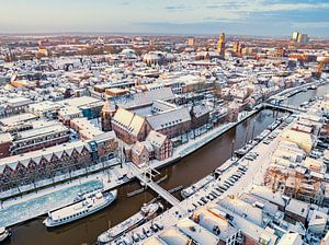 Das Stadtzentrum von Zwolle an einem kalten Wintermorgen von der