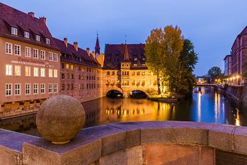 Heilig-Geist-Spital in Nürnberg bei Nacht von Werner Dieterich