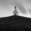 Die kleine weiße Kirche auf dem Hügel von Edwin Muller