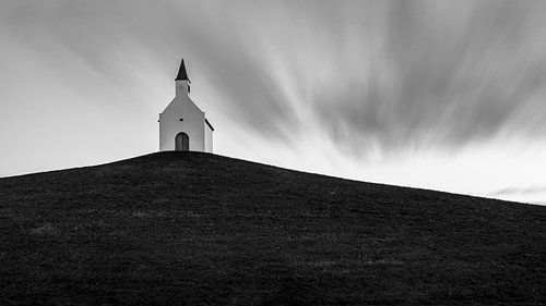 Het kleine witte kerkje op de heuvel