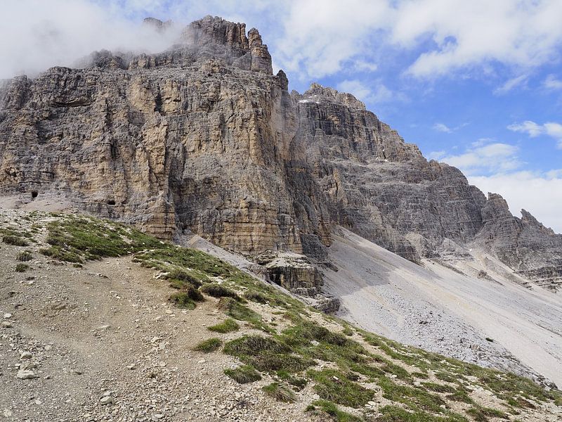 Photo de montagne spectaculaire des célèbres Trois Cimets dans les Dolomites - un motif intemporel pour tous les amoureux de la montagne. Des structures claires, des parois rocheuses impressionnantes et le décor alpin incomparable par Miriam Schwarzfischer Fotografie