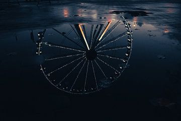 Reflet de la grande roue dans une flaque d'eau, Anvers sur Travel.san