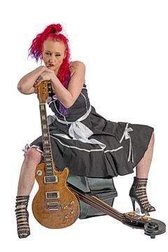Chanteuse de rock'n'roll aux cheveux roux assise sur une contrebasse