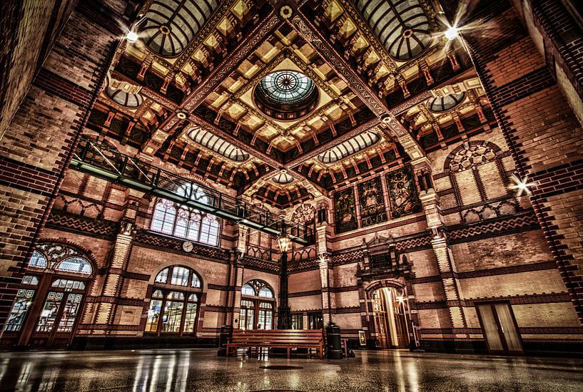 Groningen railway station by István Lahpor