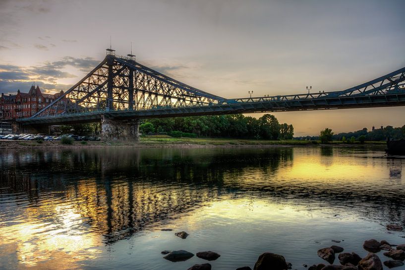 Das blaue Wunder in Dresden, eine historische Brücke über die Elbe von ManfredFotos