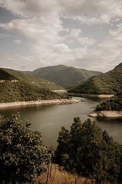 Rivière dans le paysage montagneux bulgare